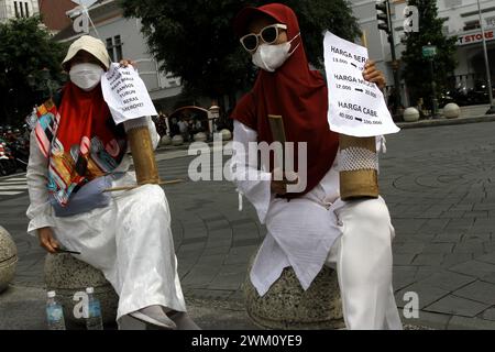 23 febbraio 2024, Yogyakarta, regione speciale di Yogyakarta, Indonesia: i manifestanti hanno tenuto una manifestazione per respingere i risultati delle elezioni generali, che hanno affermato essere "truccati", in cui il ministro della difesa indonesiano Prabowo Subianto avrebbe vinto le elezioni presidenziali, nonché il sindaco di Surakarta e il figlio del presidente indonesiano Joko Widodo, Gibran Rakabuming Raka come vice presidente sulla base dei risultati preliminari, sul lato della strada nella città di Yogyakarta. (Credit Image: © Angga Budhiyanto/ZUMA Press Wire) SOLO PER USO EDITORIALE! Non per USO commerciale! Foto Stock