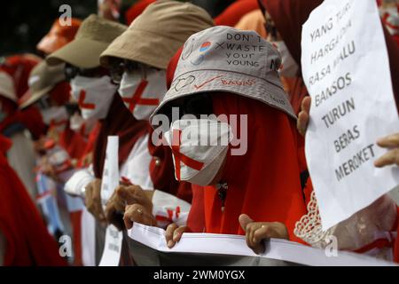 23 febbraio 2024, Yogyakarta, regione speciale di Yogyakarta, Indonesia: i manifestanti hanno tenuto una manifestazione per respingere i risultati delle elezioni generali, che hanno affermato essere "truccati", in cui il ministro della difesa indonesiano Prabowo Subianto avrebbe vinto le elezioni presidenziali, nonché il sindaco di Surakarta e il figlio del presidente indonesiano Joko Widodo, Gibran Rakabuming Raka come vice presidente sulla base dei risultati preliminari, sul lato della strada nella città di Yogyakarta. (Credit Image: © Angga Budhiyanto/ZUMA Press Wire) SOLO PER USO EDITORIALE! Non per USO commerciale! Foto Stock