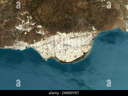 Immagine satellitare a colori dell'agricoltura intensiva ad Almeria, Spagna, nel 2022. L'immagine mostra il "mare di plastica" formato da serre. Foto Stock