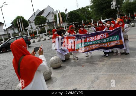 23 febbraio 2024, Yogyakarta, regione speciale di Yogyakarta, Indonesia: i manifestanti si pongono per le foto dopo aver tenuto una manifestazione per respingere i risultati di un'elezione generale che, secondo loro, era "truccato", in cui il ministro della difesa indonesiano Prabowo Subianto avrebbe vinto le elezioni presidenziali, nonché il sindaco di Surakarta e il figlio del presidente indonesiano Joko Widodo, Gibran Rakabuming Raka come vice presidente sulla base dei risultati preliminari, sul lato della strada nella città di Yogyakarta. (Credit Image: © Angga Budhiyanto/ZUMA Press Wire) SOLO PER USO EDITORIALE! Non per USO commerciale! Foto Stock