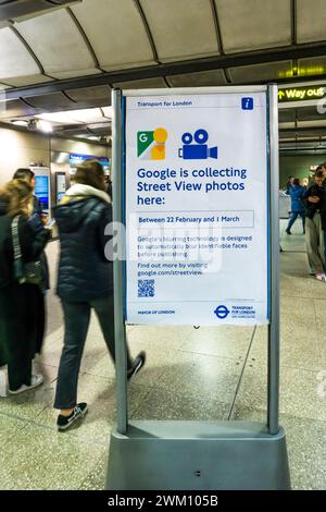 Un cartello alla stazione della metropolitana di London Bridge avverte che le telecamere Google Street View saranno attive. Foto Stock