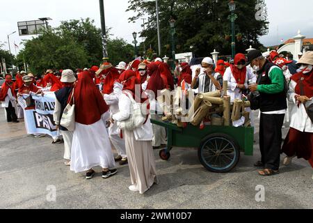 23 febbraio 2024, Yogyakarta, regione speciale di Yogyakarta, Indonesia: i manifestanti hanno tenuto una manifestazione per respingere i risultati delle elezioni generali, che hanno affermato essere "truccati", in cui il ministro della difesa indonesiano Prabowo Subianto avrebbe vinto le elezioni presidenziali, nonché il sindaco di Surakarta e il figlio del presidente indonesiano Joko Widodo, Gibran Rakabuming Raka come vice presidente sulla base dei risultati preliminari, sul lato della strada nella città di Yogyakarta. (Credit Image: © Angga Budhiyanto/ZUMA Press Wire) SOLO PER USO EDITORIALE! Non per USO commerciale! Foto Stock