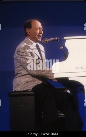 3824383 Festival di Sanremo 1989; (add.info.: Festival di Sanremo 1989. Il cantante Renato carosone esegue la canzone "Na canzuncella doce" / Festival di Sanremo 1989. Renato carosone canta 'Na canzuncella doce '); © Marcello Mencarini. Tutti i diritti riservati 2024. Foto Stock