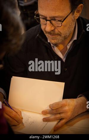 3826073 Marc Lévy; (add.info.: Parigi, 2015. Lo scrittore francese Marc Lévy durante la sua firma di libri al Salon du livre (fiera del libro di Parigi) / Parigi, 2015. Lo scrittore francese Marc Lévy mentre firma copie dei suoi libri al Salon du livre); © Marcello Mencarini. Tutti i diritti riservati 2024. Foto Stock