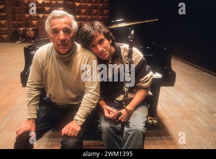 3827326 Vladimir e Dmitrij Ashkenazy; (add.info.: Roma, Pio XII Auditorium (sala concerti dell'Orchestra dell'Accademia di Santa Cecilia), 1995. Pianista e direttore d'orchestra Vladimir Ashkenazy con suo figlio, clarinettista Dimitri Ashkenazy / Roma, Auditorium Pio XII (sede dei concerti dell'orchestra dell'Accademia nazionale di Santa Cecilia), 1995. Il pianista e direttore d'orchestra Vladimir Ashkenazy con suo figlio, il clarinetista Dimitri Ashkrnazy); © Marcello Mencarini. Tutti i diritti riservati 2024. Foto Stock