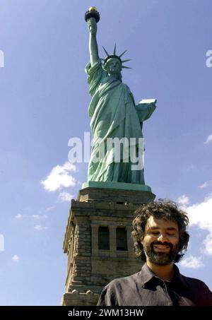 3827666 Andrea Bocelli; (add.info.: New York, 5 luglio 2000. Andrea Bocelli posa di fronte alla Statua della libertà. È a New York per eseguire il suo "Statua della libertà Concert" al Liberty State Park del New Jersey in onore degli immigrati italiani / New York, 5 luglio 2000. Andrea Bocelli posa davanti alla Statua della Libertà. E' a New York per il suo Concerto sotto la Statua della Libertà nel Liberty State Park del New Jersey, in onore degli immigrati italiani); © Marcello Mencarini. Tutti i diritti riservati 2024. Foto Stock