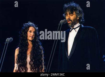 3827691 Andrea Bocelli; (add.info.: New York City, 6 luglio 2000. La cantante-soprano pop Sarah Brightman si esibisce in "Statua della libertà" di Andrea Bocelli, diretta da Steven mercurio al Liberty State Park del New Jersey in onore degli immigrati italiani / New York, 6 luglio 2000. La cantante soprano pop Sarah Brightnman canta al Concerto di Andrea Bocelli sotto la statua della Libertà, in onore degli immigrati italiani); © Marcello Mencarini. Tutti i diritti riservati 2024. Foto Stock