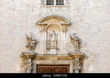 Dettagli del portale del Duomo di San Sabino nel centro storico di Bari, regione Puglia (Puglia), Italia meridionale Foto Stock