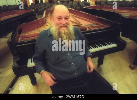 3830310 Terry Riley; (add.info.: Roma, Palazzo delle esposizioni, novembre 1999. Il compositore Terry Riley posa durante le prove del concerto "quattro pianoforti" / Roma, Palazzo delle esposizioni, novembre 1999. Il compositore Terry Riley durante le prove del concerto "quattro pianoforti"); © Marcello Mencarini. Tutti i diritti riservati 2024. Foto Stock