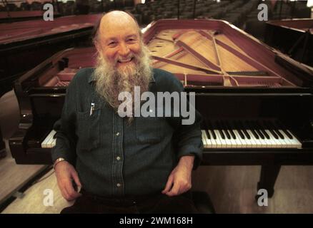 3830302 Terry Riley; (add.info.: Roma, Palazzo delle esposizioni, novembre 1999. Il compositore Terry Riley posa durante le prove del concerto "quattro pianoforti" / Roma, Palazzo delle esposizioni, novembre 1999. Il compositore Terry Riley durante le prove del concerto "quattro pianoforti"); © Marcello Mencarini. Tutti i diritti riservati 2024. Foto Stock