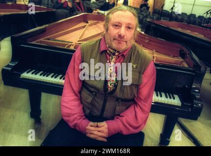 3830306 Carlo Magno Palestina; (add.info.: Roma, Palazzo delle esposizioni, novembre 1999. Il compositore Charlemagne Palestine posa durante le prove del concerto "quattro pianoforti" / Roma, Palazzo delle esposizioni, novembre 1999. Il compositore Charlemagne Palestine durante le prove del concerto "quattro pianoforti"); © Marcello Mencarini. Tutti i diritti riservati 2024. Foto Stock