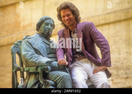 3830328 pesaro 1992 Samuel Ramey; (add.info.: Pesaro, Rossini Opera Festival 1992. Il bassista e baritono americano Samuel Ramey seduto sulla statua di Rossini situata nel cortile del Conservatorio / Pesaro, Rossini Opera Festival 1992. Il basso baritono Samuel Ramey seduto sulla statua di Rossini che si trova nel cortile del conservatorio); © Marcello Mencarini. Tutti i diritti riservati 2024. Foto Stock