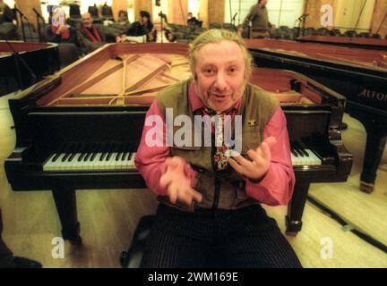 3830313 Carlo Magno Palestina; (add.info.: Roma, Palazzo delle esposizioni, novembre 1999. Il compositore Charlemagne Palestine posa durante le prove del concerto "quattro pianoforti" / Roma, Palazzo delle esposizioni, novembre 1999. Il compositore Charlemagne Palestine durante le prove del concerto "quattro pianoforti"); © Marcello Mencarini. Tutti i diritti riservati 2024. Foto Stock