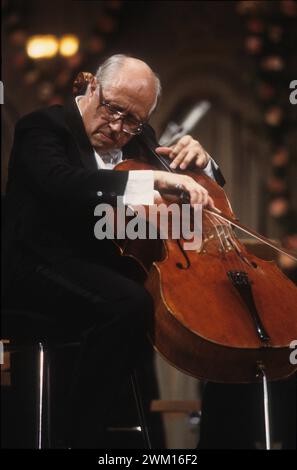 3830512 Mstislav Rostropovich; (add.info.: Venezia, Teatro la Fenice, 1984. Direttore e violoncellista russo Mstislav Rostropovich che suona il violoncello / Venezia, Teatro la Fenice, 1984. Il violoncellista e direttore d'orchestra Mstislav Rostropovich mentre suona il violoncello); © Marcello Mencarini. Tutti i diritti riservati 2024. Foto Stock