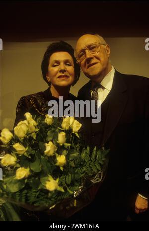 3830523 Mstislav Rostropovich; (add.info.: Roma, Teatro Nazionale, 21 dicembre 1999. Violoncellista e direttore d'orchestra Mstislav Rostropovich e sua moglie, soprano Galina Vishnevskaya / Roma, Teatro Nazionale, 21 dicembre 1999. Il violoncellista e direttore d'orchestra Mstislav Rostropovich con la moglie, il soprano Galina Vishnevskaya); © Marcello Mencarini. Tutti i diritti riservati 2024. Foto Stock