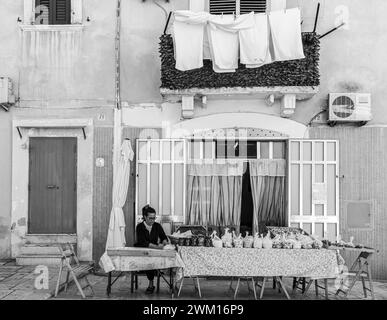 Donna che prepara le orecchiette, la tipica pasta pugliese, per strada nel centro di Bari, regione Puglia, Italia meridionale, Europa - 18 settembre 2022 Foto Stock
