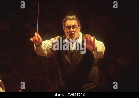 3831233 "Tosca" diretto da Franco Zeffirelli al Teatro dell'Opera di Roma nel gennaio 2000; (add.info.: Teatro dell'Opera di Roma, gennaio 2000. Tenore e direttore d'orchestra spagnolo Placido Domingo dirigendo una prova d'orchestra di "Tosca" eseguita in occasione del suo centenario nello stesso teatro del suo debutto (diretto da Franco Zeffirelli, diretto da Placido Domingo, con Ines Salazar e Luciano Pavarotti) / Teatro dell'Opera di Roma, gennaio 2000. Il tenore e direttore d'orchestra Placido Domingo mentre dirige una prova di 'Tosca', eseguito nello stesso teatro del debutto dopo cento anni (regia: FR Foto Stock