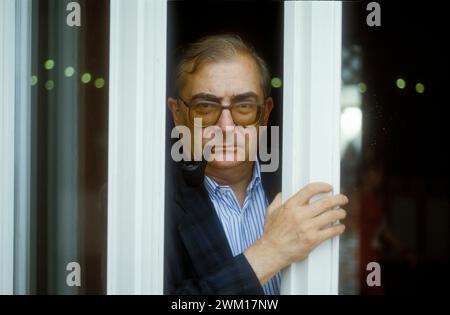 3831848 Claude Chabrol; (add.info.: Lido di Venezia, Mostra del Cinema di Venezia 1988. Il regista francese Claude Chabrol, in concorso con il film "Une affaire de femmes" / Lido di Venezia, Mostra del Cinema di Venezia 1988. Il regista francese Claude Chabrol, in concorso con il film "un affaire de femmes" (un affare di donne); © Marcello Mencarini. Tutti i diritti riservati 2024. Foto Stock