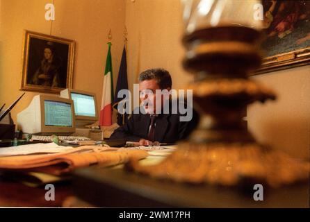 3831928 massimo D'Alema; (add.info.: Roma, 10 novembre 1999. Il primo ministro italiano massimo D'alema nel suo ufficio a Palazzo Chigi / Roma, 10 novembre 1999. Il Presidente del Consiglio massimo D'Alema nel suo ufficio a Palazzo Chigi); © Marcello Mencarini. Tutti i diritti riservati 2024. Foto Stock