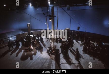 3832038 sul set del film e la nave va (and the Ship Sails On); (add.info.: sul set del film "e la nave va" di Federico Fellini, Cinecittà Studios, Roma 1983 / sul set del film "e la nave va" di Federico Fellini, studi cinematografici di Cinecittà, Roma 1983); © Marcello Mencarini. Tutti i diritti riservati 2024. Foto Stock