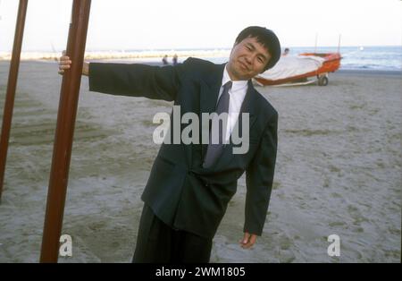 3832249 Hou Hsiao-Hsien; (add.info.: Lido di Venezia, Mostra del Cinema di Venezia 1989. Il regista taiwanese Hou Hsiao-Hsien, in concorso con il film "una città della tristezza", vincitore del Leone d'Oro per il miglior film / Lido di Venezia, Mostra del Cinema di Venezia 1989. Il regista taiwanese Hou Hsiao-Hsien, in concorso con il film 'Città dolente', vincitore del Leone d'oro per il miglior film); © Marcello Mencarini. Tutti i diritti riservati 2024. Foto Stock