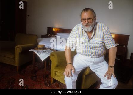 3832405 Sergio Leone; (add.info.: Lido di Venezia, Mostra del Cinema di Venezia 1988. Il regista italiano Sergio Leone, presidente della giuria, nella sua stanza presso l'Excelsior Hotel / Lido di Venezia, Mostra del Cinema di Venezia 1988. Il regista Sergio Leone, presidente della giuria, nella sua camera nell'Hotel Excelsior); © Marcello Mencarini. Tutti i diritti riservati 2024. Foto Stock