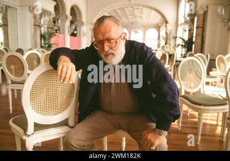 3832386 Sergio Leone; (add.info.: Lido di Venezia, Mostra del Cinema di Venezia 1988. Presidente della giuria, il regista italiano Sergio Leone, in posa nella sala Stucchi dell'Excelsior Hotel, dove nel 1984 girò alcune scene di "Once Upon a Time in America" / Lido di Venezia, Mostra del Cinema di Venezia 1988. Il presidente della giuria, il regista Sergio Leone, posa nella sala Stucchi dell'Hotel Excelsior, dove nel 1984 ha girato alcune scene di 'c' era una volta in America'); © Marcello Mencarini. Tutti i diritti riservati 2024. Foto Stock