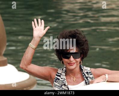 3832575 Joan Collins arriva alla 52a Mostra d'Arte cinematografica di Venezia 1995. Il primo reportage, realizzato in Italia, utilizzando una fotocamera digitale (Canon EOS DCS3); (add.info.: Lido di Venezia, Mostra del Cinema di Venezia 1995. Arrivo dell'attrice britannica Joan Collins / Lido di Venezia. Mostra del Cinema di Venezia 1995. Arrivo dell'attrice Joan Collins il primo reportage, realizzato in Italia, utilizzando una fotocamera digitale (Canon EOS DCS3)); © Marcello Mencarini. Tutti i diritti riservati 2024. Foto Stock