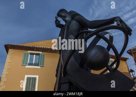 3833124 Nostradamus; (add.info.: Nostradamus / Michel de Nostredame - medico e astrologo, statua in Place des anciennes Halles, Salon-de-Provence (Francia), di fronte alla casa dove visse dal 1547 al 1566, oggi museo); © Marcello Mencarini. Tutti i diritti riservati 2024. Foto Stock