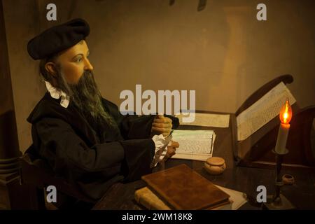 3833147 Nostradamus; (add.info.: Nostradamus / Michel de Nostredame alla sua scrivania, statua di cera nel Museo Nostradamus, Salon-de-Provence (Francia)); © Marcello Mencarini. Tutti i diritti riservati 2024. Foto Stock