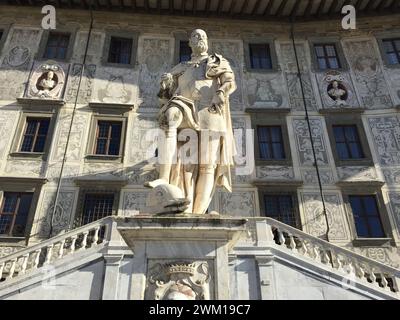 4065652 Statua di Cosimo i, Pisa, Italia; (add.info.: Pisa, Italia. Statua di Cosimo i dello scultore Pietro Francavilla in Piazza dei Cavalieri, di fronte al Palazzo della Carovana, edificio principale della Scuola normale superiore di Pisa / Pisa. Statua di Cosimo i de' Medici, opera dello scultore Pietro Francavilla, in piazza dei Cavalieri davanti al Palazzo della Carovana, sede principale della Scuola normale di Pisa - © Marcello Mencarini); © Marcello Mencarini. Tutti i diritti riservati 2024. Foto Stock