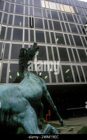 4065719 Statua "Cavallo morente" di Francesco Messina di fronte alla sede della televisione pubblica italiana RAI in Viale Mazzini a Roma; (add.info.: statua "Cavallo morente" di Francesco Messina davanti alla sede della RAI della televisione pubblica italiana in Viale Mazzini a Roma / la statua "Cavallo morente" di Francesco Messina davanti alla sede RAI di via Teulada a Roma - © Marcello Mencarini); © Marcello Mencarini. Tutti i diritti riservati 2024. Foto Stock
