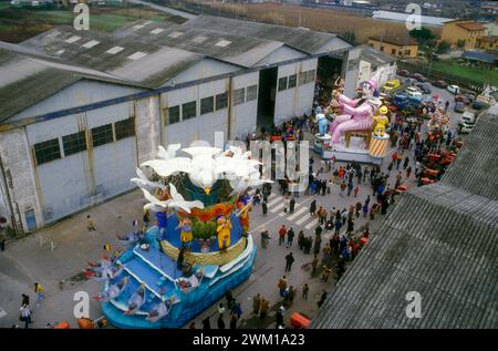 4065949 Carnevale di Viareggio, c.1987: Carri allegorici del Carnevale; (add.info.: CARNEVALE DI VIAREGGIO, circa 1987. Carri allegorici del CARNEVALE DI VIAREGGIO, 1987 circa. Carri allegorici - © Marcello Mencarini); © Marcello Mencarini. Tutti i diritti riservati 2024. Foto Stock