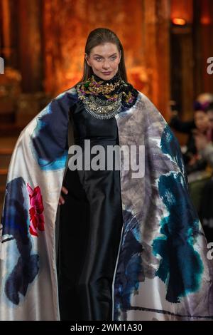 Fashion Model in mostra il suo outfit e i suoi gioielli di Himawari Diamonds di Nhat Linh durante la New York Fashion Couture organizzata da Andres Aquino. Foto Stock