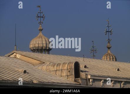 4065995 vita e luoghi di Giacomo Casanova a Venezia; (add.info.: Venezia, 1998. Tetto della prigione Piombi nel Palazzo Ducale visto dalla terrazza dell'Hotel Danieli. Da qui Giacomo Casanova fuggì il 31 ottobre 1756 / Venezia, 1998. Tetto dei piombi, le prigioni di Palazzo ducale visto dalla terrazza dell'Hotel Danieli. Da qui Giacomo Casanova riuscì a fuggire il 31 ottobre 1756 -); © Marcello Mencarini. Tutti i diritti riservati 2024. Foto Stock