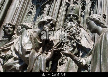 4066190 pannello della porta principale in bronzo del Duomo di Milano progettato da Lodovico Pogliaghi: Le nozze della Vergine Maria, situato sul diaframma destro, fa parte della serie delle gioie della Vergine Maria di Pogliaghi, Ludovico (1857-1950); (add.info.: pannello della porta principale in bronzo del Duomo di Milano disegnato da Lodovico Pogliaghi: il matrimonio della Vergine Maria, situato sul diaframma destro, fa parte della serie delle gioie della Vergine Maria Formella in bronzo della porta maggiore del Duomo di Milano ideata da Lodovico Pogliaghi: lo sposalizio della Vergine Maria, posta sul battente di des Foto Stock