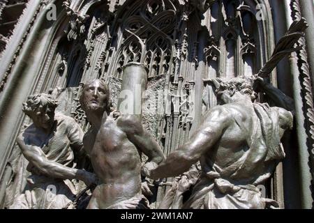 4066188 pannello della porta principale in bronzo del Duomo di Milano disegnato da Lodovico Pogliaghi: La Flagellazione di Cristo, situata sull'otturatore sinistro, fa parte della serie di dolori della Vergine Maria di Pogliaghi, Ludovico (1857-1950); (add.info.: pannello della porta principale in bronzo del Duomo di Milano disegnato da Lodovico Pogliaghi: la Flagellazione di Cristo, situato sulla sinistra dell'otturatore, fa parte della serie di dolori della Vergine Maria Formella in bronzo della porta maggiore del Duomo di Milano ideata da Lodovico Pogliaghi: la flagellazione di Cristo, posta sul battente di sinistra, fa parte d Foto Stock