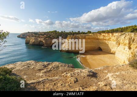 Scogliere di roccia dorata sulla costa dell'Oceano Atlantico con spiaggia Praia da Corredoura vicino alla Grotta di Benagil, Algarve, Portogallo Foto Stock