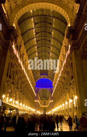 4066230 luci di Natale a Milano, dicembre 2007: Galleria Vittorio Emanuele II; (add.info.: luci di Natale a Milano, dicembre 2007: Galleria Vittorio Emanuele II luci a Milano, Natale 2007: Galleria Vittorio Emanuele II); © Marcello Mencarini. Tutti i diritti riservati 2024. Foto Stock