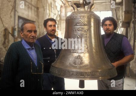 4066261 Pontificia Fonderia Marinelli, Agnone, Molise, Italia; (add.info.: Agnone, Italia, 1999. Pasquale Marinelli, proprietario della Pontificia Fonderia Campana Marinelli, e dei suoi nipoti Armando e Pasquale jr., vicino ad un prototipo Campana Giubileo 2000 / Agnone (Isernia), 1999. Pasquale Marinelli, proprietario della Pontificia Fonderia Marinelli, con i nipoti Armando e Pasquale jr. Vicino a un prototipo della Campana del Giubileo 2000- © Marcello Mencarini); © Marcello Mencarini. Tutti i diritti riservati 2024. Foto Stock