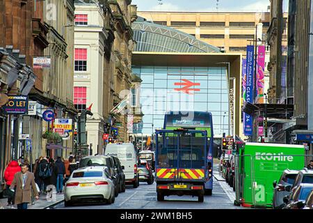 Glasgow, Scozia, Regno Unito. 23 febbraio 2024. Meteo nel Regno Unito: La pioggia battente ha visto la gente del posto ripararsi sotto gli ombrelli sulla via Mile Queen. Credit Gerard Ferry/Alamy Live News Foto Stock
