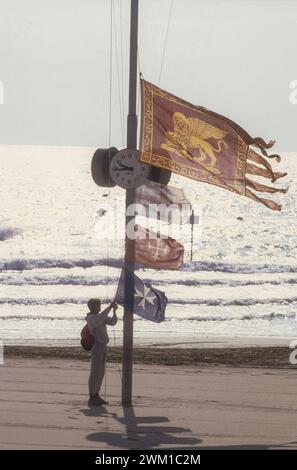 4066921 Lido di Venezia, Mostra del Cinema di Venezia 1985. Bandiere sulla riva del mare; (add.info.: Lido di Venezia, Mostra del Cinema di Venezia 1985. Bandiere sulla spiaggia / Lido di Venezia, Mostra del Cinema di Venezia 1985. Bandiere in riva al mare - © Marcello Mencarini); © Marcello Mencarini. Tutti i diritti riservati 2024. Foto Stock