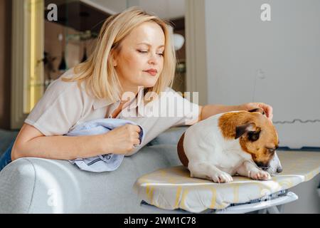 Amicizia tra persone e cani. Foto Stock