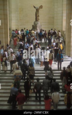 4067120 Parigi, 1989. La Vittoria alata di Samotracia, chiamata anche Nike di Samotracia, nel Museo del Louvre; (add.info.: Parigi, 1989. La Vittoria alata di Samotracia, chiamata anche Nike di Samotracia, nel Museo del Louvre di Parigi, 1989. la Nike di Samotracia nel museo del Louvre); © Marcello Mencarini. Tutti i diritti riservati 2024. Foto Stock