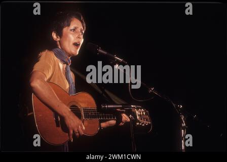 4067250 Nizza, circa 1984. La cantautrice folk americana Joan Baez si esibisce (foto); (add.info.: Nizza, 1984 circa. La cantautrice folk Joan Baez durante un concerto); © Marcello Mencarini. Tutti i diritti riservati 2024. Foto Stock