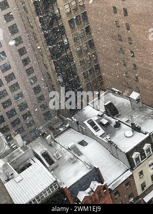 Nevicata attraverso una finestra a frangente in un appartamento a Murray Hill, 2024, New York City, Stati Uniti Foto Stock