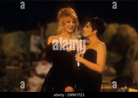 4068111 Festival di Sanremo 1990. Gabriella Carlucci presentatrice del Festival e l'attrice-cantante americana Liza Minnelli, ospite speciale al Festival (foto); (add.info.: Festival di Sanremo 1990 Festival di Sanremo 1990. La presentatrice del Festival Gabriella Carlucci con la cantante-attrice Liza Minnelli, ospite del Festival); © Marcello Mencarini. Tutti i diritti riservati 2024. Foto Stock