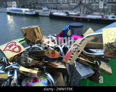 4068259 Parigi, V arrondissement, lucchetti sul pont de l'Archevàªche (ponte dell'arcivescovo). Il rituale di apporre le serrature ai ponti è iniziato a Roma, presso il ponte milviano, e si è diffuso in tutta Europa. È attribuito al libro del 2006 "i Want You" dell'autore italiano Federico Moccia, che ha realizzato un adattamento cinematografico nel 2007. Imitando i protagonisti di questo libro, le coppie scrivono i loro nomi sul lucchetto, giurano amore eterno e gettano le chiavi nel canale; (add.info.: Parigi, V arrondissement, lucchetti sul pont de l'Archev); © Marcello Mencarini. Tutti i diritti riservati 2024. Foto Stock