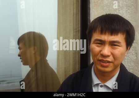 4069031 Lido di Venezia, Mostra del Cinema di Venezia 1989. Il regista taiwanese Hou Hsiao-Hsien, in concorso con il film "una città della tristezza", vincitore del Premio Leone d'Oro per il miglior film (foto); (add.info.: Lido di Venezia, Lido di Venezia, Italia; Italia, Lido di Venezia, Mostra del Cinema di Venezia 1989. Il regista taiwanese Hou Hsiao-Hsien, in concorso con il film 'Città dolente', vincitore del Leone d'oro per il miglior film); © Marcello Mencarini. Tutti i diritti riservati 2024. Foto Stock