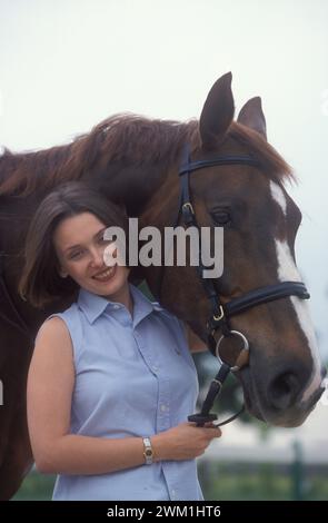 4069374 Modena, 1999. Moglie di Luciano Pavarotti, Nicoletta Mantovani con un cavallo di stalla Pavarotti (foto); (add.info.: Modena, Italia, Modena, 1999. La moglie di Luciano Pavarotti, Nicoletta Mantovani con un cavallo della scuderia Pavarotti); © Marcello Mencarini. Tutti i diritti riservati 2024. Foto Stock